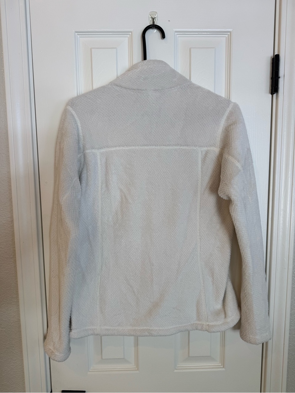 Patagonia Cream Fleece Pullover with Black Logo Tag - Picture 7 of 7